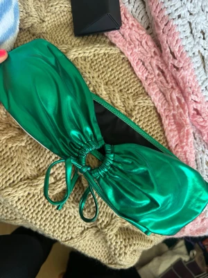 Metallic bikini top - Snygg! Men aldrig använd då den är för stor för mig i bysten (den är S men XS hade passat mig perfekt)