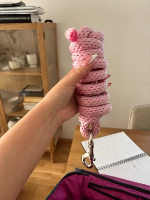 Rosa hästkit med rep och borste - Hästredskaper finns fler fick ej plats i bilderna, säljer alla för 300kr Skeiv vid interse