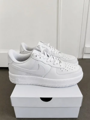 Air Force 1 strl 43 - Nike Air Force 1 Storlek 43, box medföljer. Ej använda. Passar inte mig därför jag säljet dessa