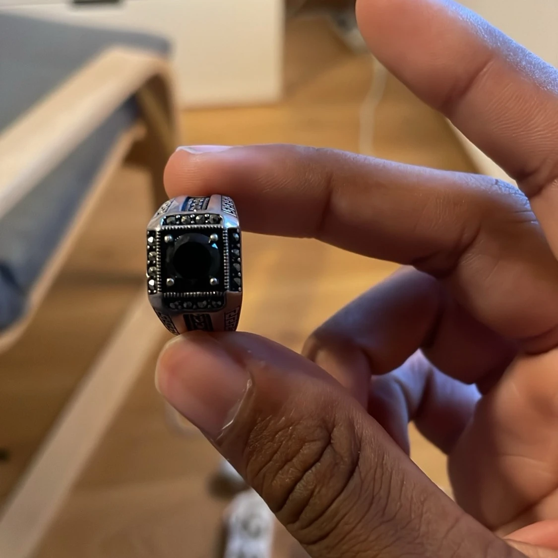 Silverfärgad ring med svart sten