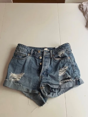 Högmidjade shorts - Ett par högmidjade shorts från hm i storlek 34/xs. I jättebra skick💞