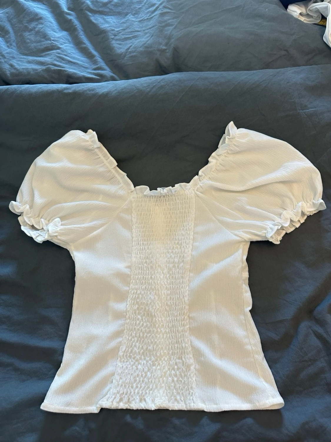 Vit blus med puffärm och knappar - 4