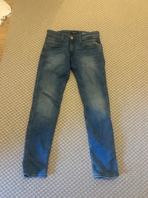 Replay Anbass - Tja! Säljer mina Replay jeans i passform ’Anbass Slim Fit’ eftersom jag växt ur dom. Storlek W29 L30. Fortfarande mycket bra skick! Mvh Theo.
