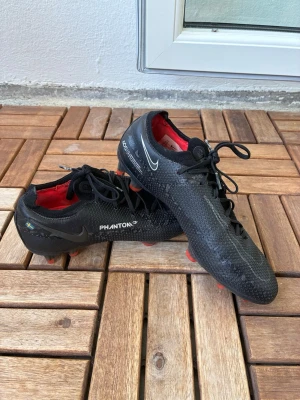 Nike phantom fotbollskor - Använda men mycket dubb kvar, specialdesignade med Sverige flagga. 
