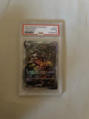 Giratina V Pokémonkort PSA 10 - Säljer åt en vän ett Japanskt Giratina V-kort från Lost Abyss 2022, graderat PSA 10 GEM MINT. Kortet har en färgstark och detaljerad design med holografiska effekter och är inneslutet i ett skyddande PSA-fodral. Perfekt för samlare av Pokémonkort. Bra investering då kortet är värt 15k, OBS FEJK