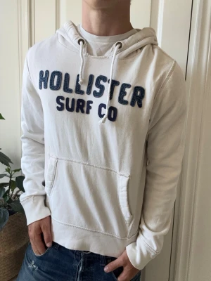 Hollister hoodie  - Hollister hoodie, Inga defekter! Modellen i bilderna är 180 cm 75 kg och bär Storlek M , Kom med frågor! 🌟 (Kan gå ned i pris vid köp av paket 😉) 