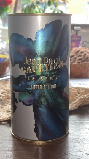 Jean Paul Gaultier Le Beau Flower Edition EDP 125 ml  - Jean Paul Gaultier Le Beau Flower Edition Eau de Parfum är Unik parfym i turkos glasflaska formad som en manlig torso med blå blomdetalj vid halsen. Kommer i en snygg cylinderformad förpackning med färgstarkt blommönster och gulddetaljer Den är använd max 5 sprut och är öppnad säljer den då jag inte gillade doften på den, orginal priset som ny kostar den 1570kr men jag säljer den för 1200kr och använd några gånger skickar snabbt vid snabb affär önskas fler bilder så skickar jag på den inga scams