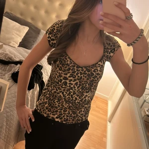 Leopardmönstrad topp från Nelly  - Säljer en snygg leopardmönstrad topp från Nelly då den är förstor sedan den köptes! Knappt använd då jag köpte den i somras!!💖