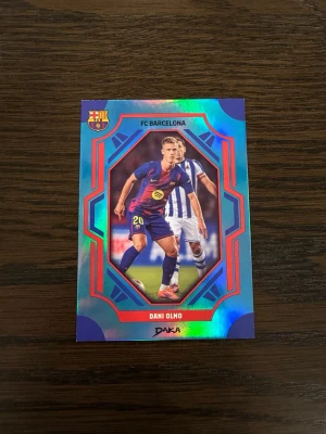 FC Barcelona Dani Olmo 22/99 - Unikt samlarkort med Dani Olmo i FC Barcelona. Kortet har en glansig blå och röd design med klubbens logga och spelarens namn. Numrerat 22/99 på baksidan, perfekt för samlare av fotbollskort.