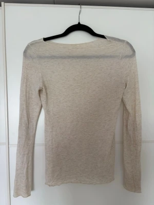 Populär topp från Intimissimi  - Superfin topp från Intimissimi som tyvärr inte används längre. Den är ljusbeige med glitter, som syns svagt på bilden. Använd fåtal gånger och har inga synliga defekter! Storleken har försvunnit men skulle säga att det är en S men passar en M då den är strechig och jag brukar ha S/M i toppar