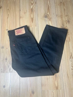 Svarta Levi's 501 jeans raka ben - Svarta Levi’s 501 jeans W 33 L30 Innerben 74 cm Midja 41 cm