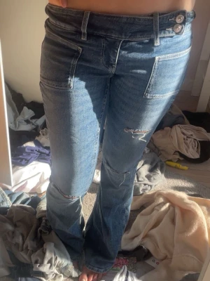 Blå bootcut jeans Paris patch - Har använt max två gånger. Inte riktigt min stil