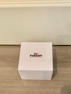 Tissot klocka i originalbox - Säljer en Tissot prx klocka i grön, Klockan har varit använt några gånger men inga defekter sen kommer den med länkar också.                            Skriv gärna vid intresse 