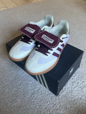 Adidas Wales Bonner  - Säljer dessa fräscha adidas wales bonner skor i storlek 44 men skulle säga att de passar mer 43. Eftersom de inte passar mig är dem är använda ett fåtal gånger, har mest stått på hyllan och därav behöver en ny ägare. Hör av er vid frågor och funderingar!