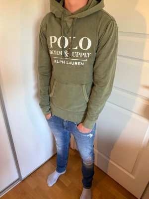 Ralph lauren hoodie  - Säljer en grön Ralph lauren hoodie | storlek: XS | fint skick inga hål | hör av er om ni har några funderingar😁