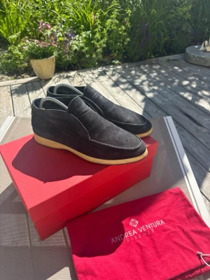  Andrea Ventura loafers  - Snygga mörkblå loafers från Andrea Ventura i mjuk mocka med kontrasterande ljus sula. Köpa från Baltzar, kvitto finns och box samt sko påse följer med. Nypris på runt 4500 kr. Insidan runt hälen är gjort i mjuk och trevlig merinoull. 