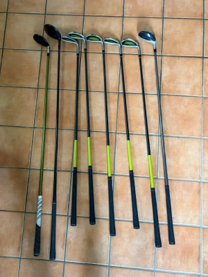 Nike Slingshot HL golfklubbor + Callaway Razr Tour hybrid + Cleveland driver - Säljer ett paket golfklubbor i bra begagnat skick.  Innehåller:  * Nike Slingshot HL järnklubbor * Nike hybrid * Callaway Razr Tour hybrid (2) * Cleveland Classic 1K driver 15.5°  Klubborna är fullt spelbara med normalt slitage efter användning. Perfekt för nybörjare eller den som vill komplettera sitt golfset till låg kostnad.  Pris: 1 800 kr eller bud  