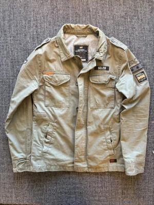 Superdry jacka ~ rookie edition - Sjukt eftertraktad Superdry Rookie Edition jacka ~ sjukt sällsynt 2000’s modell som inte längre produceras | st M/true size | Rekomenderad längd mellan 174–186cm | klassisk passform | OBS kan gå ner lite i pris vid snabb affär! 🏄