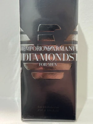 Emporio Armani Diamonds for Men 75ml - Emporio Armani Diamonds for Men är en elegant herrparfym i en lyxig, mörkgrå och silverfärgad förpackning. Flaskan rymmer 75 ml och har en modern design med tydlig logotyp och metalliska detaljer. En klassisk doft för dig som gillar exklusiva parfymer.