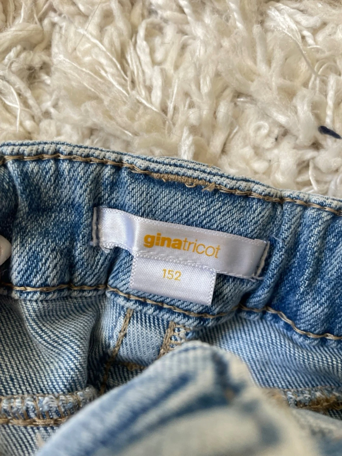 Ljusa blå jeansshorts med slitningar - 2