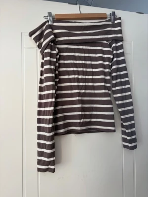 Randig offshoulder topp brun/vit - Fin brun och vitrandig off-shoulder top ifrån Amisu.  Storleken är L men skulle säga att den sitter som en S/M. 