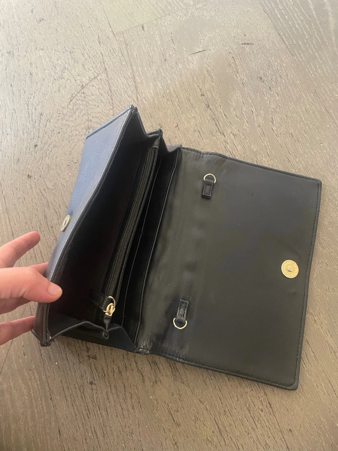 Svart clutch med gulddetalj - 2