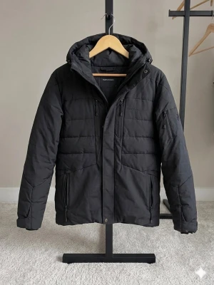 Peak performance herr vinterjacka - Peak performance style shiga vinterjacka i storlek S. Två gånger använd så i väldigt bra skick. Rök- och djurfritt hem