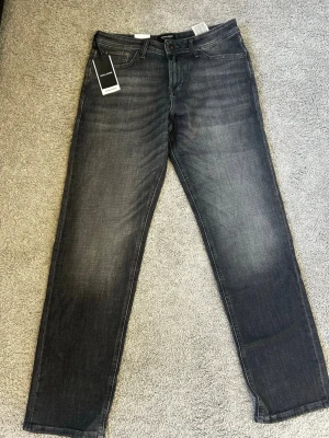 Svarta jeans från jack&jones  - Helt nya jeans från jack&jones.Stl w31  //L32. Model Regular Clark.Hör av er om frågor.