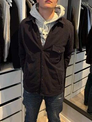 Brixtol overshirt - Riktigt snygg mörkgrå overshirt från Brixtol. Storleken är M. Tveka inte på att höra av dig vid eventuella frågor och funderingar, vårat pris är inte hugget i sten!🙃