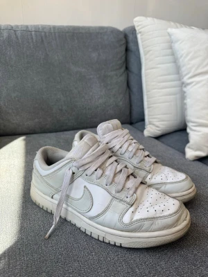 Grå/vita Nike dunks - Fina skor, lite slitna annars inga problem💞strl 38,5
