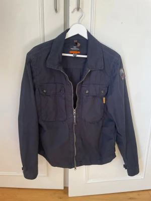 Parajumper - Mörkblå overshirt från Parajumper i storlek S, har knappt använd den så den är i nyskick, säljer den då ja inte använder den. Skriv för mer info eller fler bilder, priset kan diskuteras vid snabb affär 