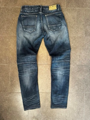 Blå jeans från Prime Legend - Snygga blå jeans från PME Legend med snygg design och slitningar.  Klassisk femficksmodell med raka ben och har en cool tvättad look. Perfekta för en avslappnad streetstil.