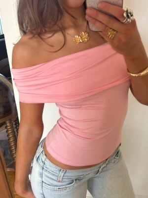 Rosa Offshoulder topp - Så fin rosa Offshoulder topp. Jag är 168 och det är mina bilder, köp via köp nu direkt eller Swish, kvar tills markerad som såld 💖 
