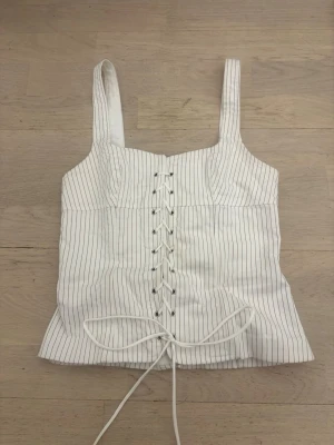 Zara topp med snörning - Eftertraktad Zara korsett topp med snörnings framtill. Jättesnygg nu till sommaren, storlek Xs❤️🥰💕Pris kan diskuteras vid snabb affär