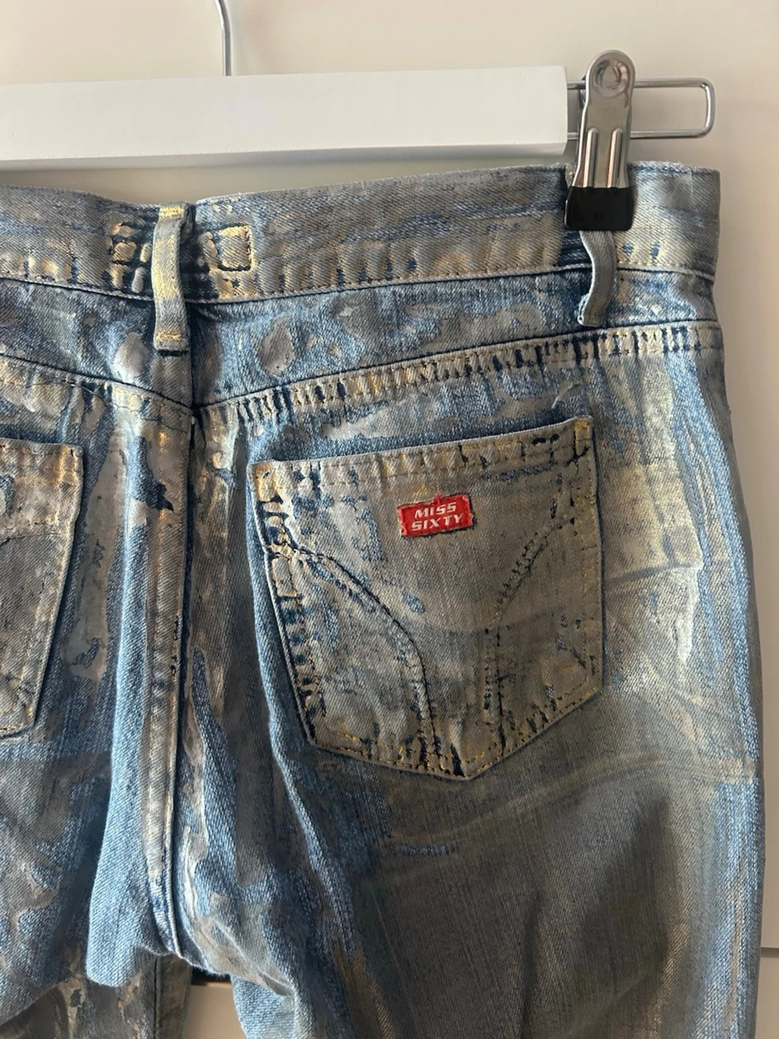 Metallicblå jeans från Miss Sixty