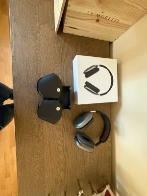Apple AirPods Max hörlurar svart - Säljer ett par stilrena Apple AirPods Max i svart. Over-ear design med mjuka öronkuddar och metallbyglar. Kommer med originalförpackning och smart case. Grym ljudkvalitet och modern design, perfekt för musik och poddar.
