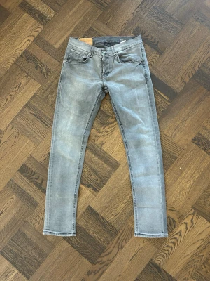 Dondup Ritchie Ljusgrå - Säljer nu detta extremt snygga par Dondup Ritchie i riktigt bra skick och storlek w31. Kan mötas i Stockholm eller frakta!🙌