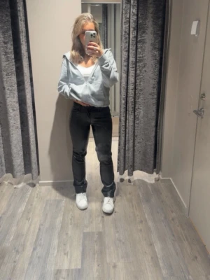 Svarta skinnbyxor med rak passform - Säljer ett par svarta skinnbyxor med rak passform och hög midja. Byxorna har en klassisk look och är perfekta för dig som vill ha en edgy stil. Passar till både sneakers och boots. Snygga detaljer och mjukt material som ger en schysst vibe. pia kan diskuteras 