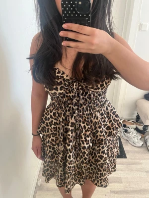 Leopard klänning  - Säljer en leopardmönstrad kort klänning som är tight i midjan och knyt framtill. Köpte i Spanien för ett tag sen 