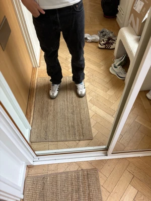 Svarta jeans från weekday  - Säljer dessa svarta jeans från weekday, storlek 34/32. Använda ett fåtal gånger