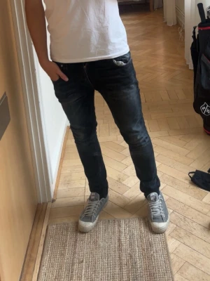  slim fit jeans från Nudie - Snygga slim fit jeans från Nudie. Storlek W 31 L 32. Använda en del men är fortfarande i väldigt bra skick. 