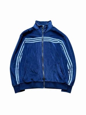 Palace X Adidas Velour Jacka - Size M - Ovanlig collab från 2016. Bra vintage skick, inga hål eller skador. Lite cracking på print. Neck tag urtvättad.  Size M fits true to size. 