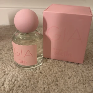 Rebecca Stella GIA parfym rosa - Säljer en parfym från Rebecca Stella med namnet GIA. Aldrig använt, alltså som ny. Perfekt för dig som gillar stilrena och trendiga dofter. Nypris är ca 600kr