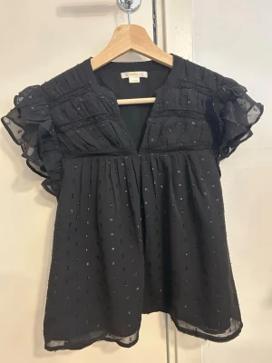 Svart blus med volangärmar Gina Tricot - Snygg svart blus från Gina Tricot, aldrig använd. Skickas samma dag!💗