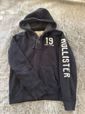 Hollister Hoodie - Säljer denna sällsynta och mycket eftertraktade Hollister hoodie | Storlek M | Mycket bra skick | Vid eventuella frågor hör gärna av dig och erbjuder bra pris vid köp av bundle 😁✅