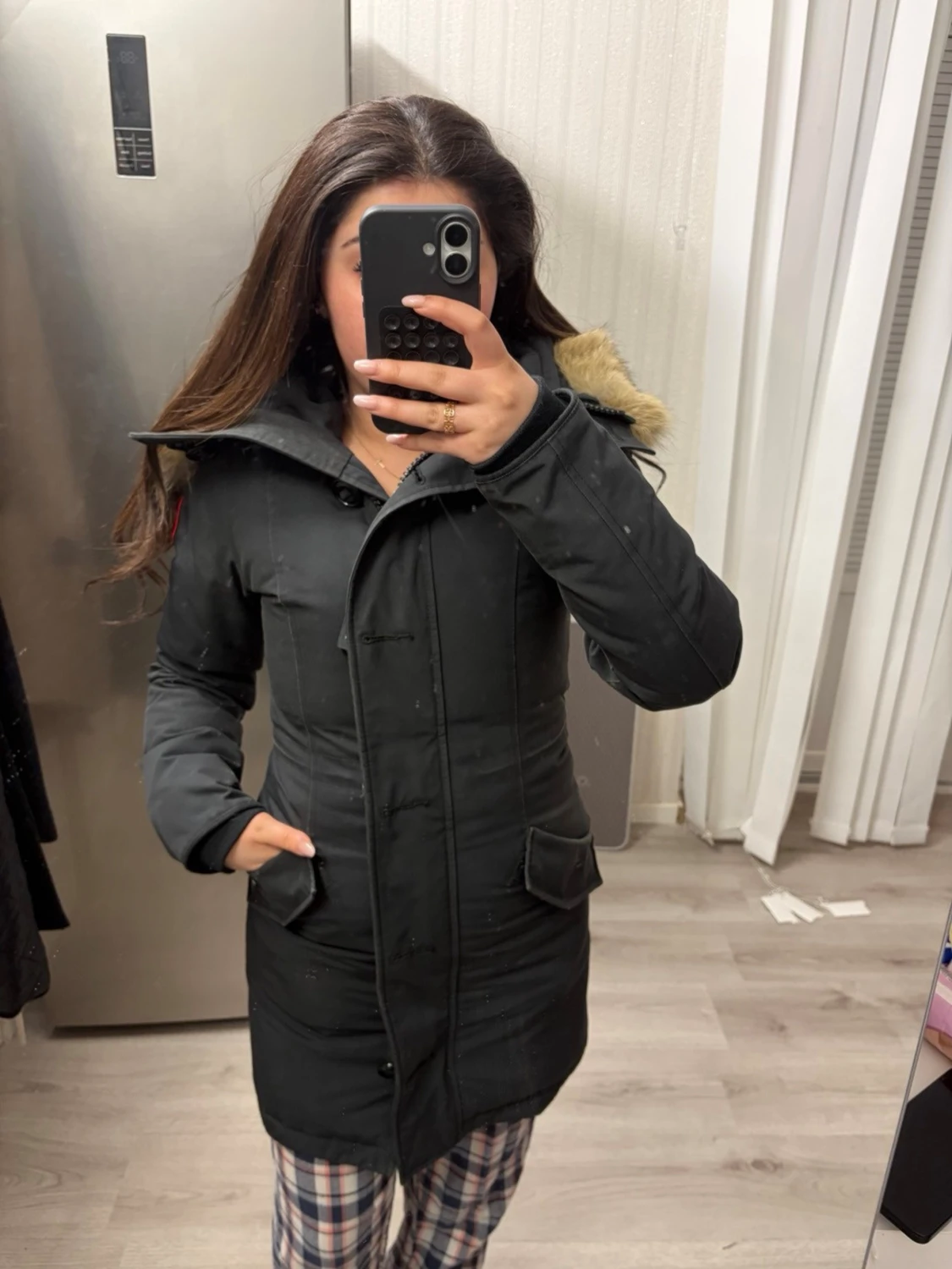 Svart parkas med pälskantad huva - 1