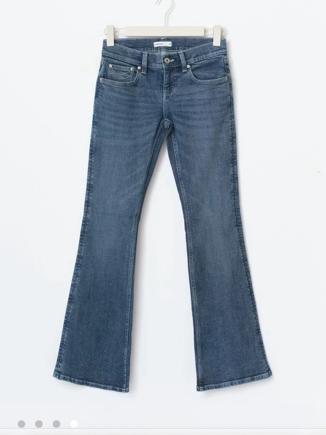 Blå bootcut jeans från Gina tricot