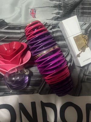 Tomma!!! Parfymset med 3 Justin Bieber flaskor  - Säljer ett parfymset med tre tomma Justin Bieber flaskor  The Key i vit flaska med gulddetaljer, Girlfriend och Someday 🌸