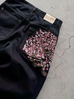  Sakura jeans - Baggy sakura jeans från De schutze med bred passform och snygg broderad körsbärsblomma i rosa och vit. Tyvärr så passade de inte mig 💗