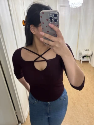 Mörklila ribbad bodysuit från New Yorker – Storlek L - Säljer en jättefin mörklila (plommonfärgad) långärmad bodysuit från New Yorker. Super fin och sitter på kroppen bra. Den är som ny nästal aldrig använd så den är inte smutsig eller nått.